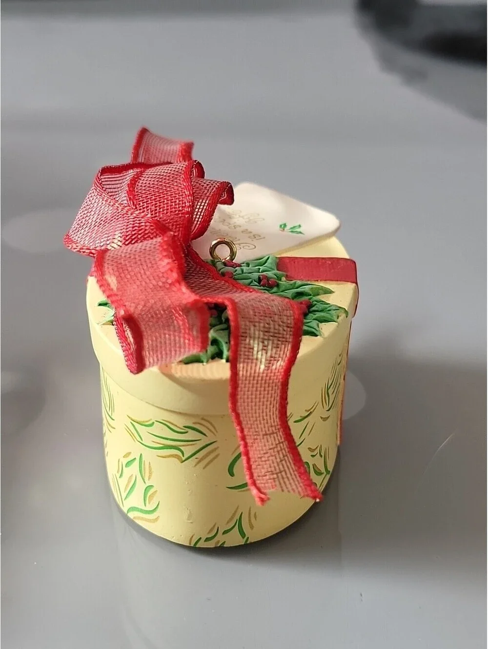 Vtg Hallmark Christmas Ornament 2004 Gift Box Friendship Opens Message Insid EUC